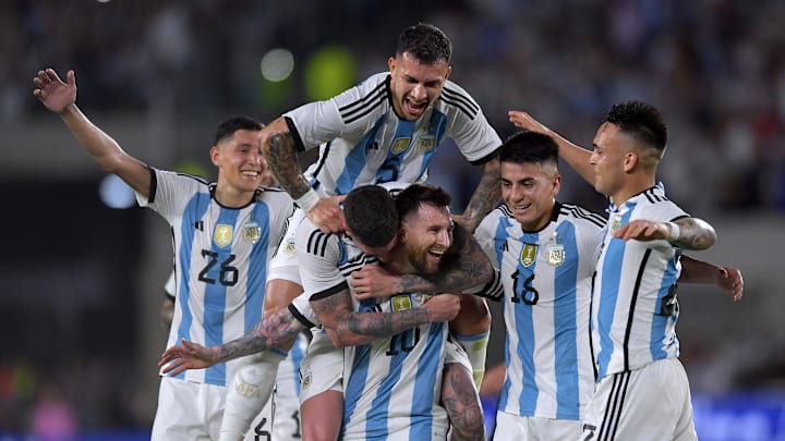 Jugadores de Argentina celebran el gol 800 de Lionel Messi.