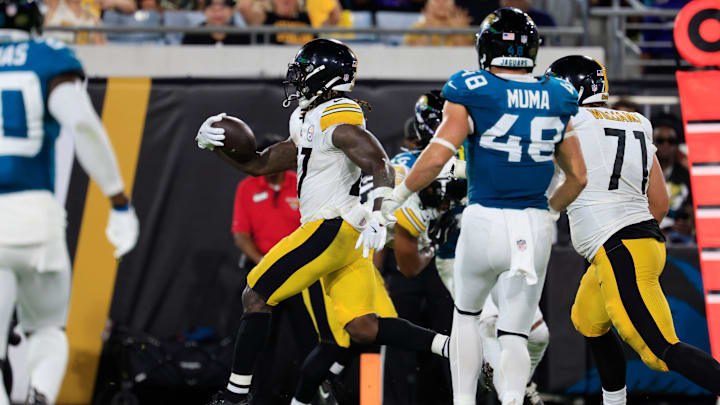 Pittsburgh Steelers running back Trey Sermon (27) scores a touchdown during the third quarter of an NFL preseason matchup at EverBank Stadium, Saturday, Aug. 9, 2025 in Jacksonville, Fla. The Steelers defeated the Jaguars 31-25. [Corey Perrine/Florida Times-Union]