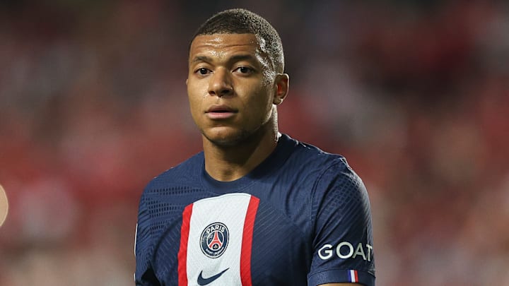 Kylian Mbappé ne semble pas heureux.