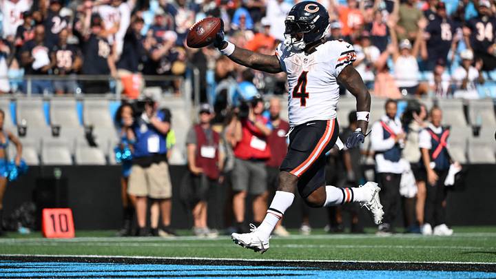 Sep 13, 2026; Charlotte, North Carolina, USA; Chicago Bears running back D'Andre Swift (4) runs with the ball for a touchdown in the fourth quarter against the Carolina Panthers at Bank of America Stadium. Mandatory Credit: Bob Donnan-Imagn Images Sep 13, 2026; Charlotte, North Carolina, USA; Chicago Bears running back D'Andre Swift (4) runs with the ball for a touchdown in the fourth quarter against the Carolina Panthers at Bank of America Stadium. Mandatory Credit: Bob Donnan-Imagn Images