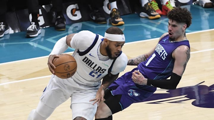 Jan 20, 2025; Charlotte, North Carolina, USA; Dallas Mavericks forward Daniel Gafford (21) collides with Charlotte Hornets guard LaMelo Ball (1) during the first half at the Spectrum Center. Mandatory Credit: Sam Sharpe-Imagn Images Jan 20, 2025; Charlotte, North Carolina, USA; Dallas Mavericks forward Daniel Gafford (21) collides with Charlotte Hornets guard LaMelo Ball (1) during the first half at the Spectrum Center. Mandatory Credit: Sam Sharpe-Imagn Images