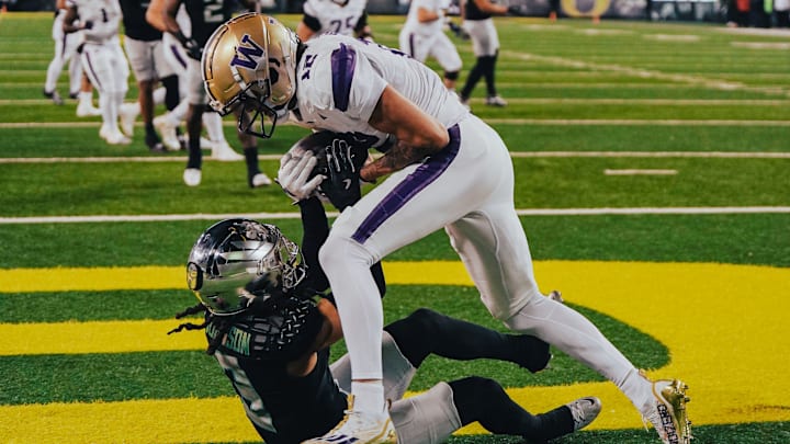 Denzel Boston catches a two-point conversion pass at Oregon. 