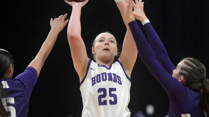 Boerne's Averi Aaron shoots the ball.