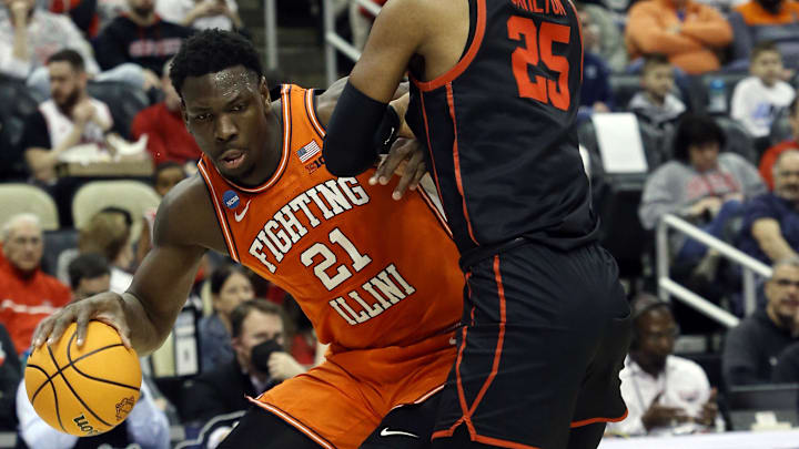 Mar 20, 2022; Pittsburgh, PA, USA;  Illinois Fighting Illini center Kofi Cockburn (21) dribbles the ball against pressure from Houston Cougars center Josh Carlton (25) during the second round of the 2022 NCAA Tournament at PPG Paints Arena. Mandatory Credit: Charles LeClaire-Imagn Images