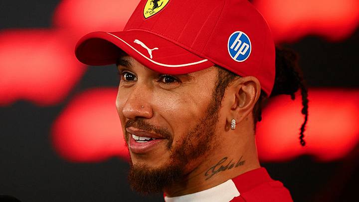 Lewis Hamilton entregó más de mil regalos al personal de Ferrari en la fábrica de Maranello. Lewis Hamilton entregó más de mil regalos al personal de Ferrari en la fábrica de Maranello.