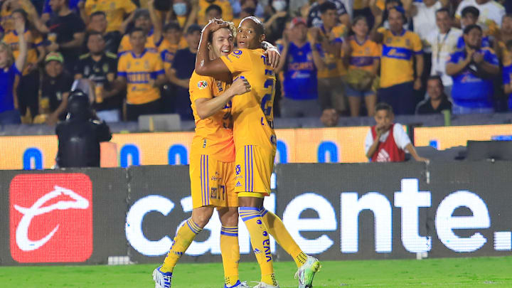 Jugadores de Tigres celebran un gol.