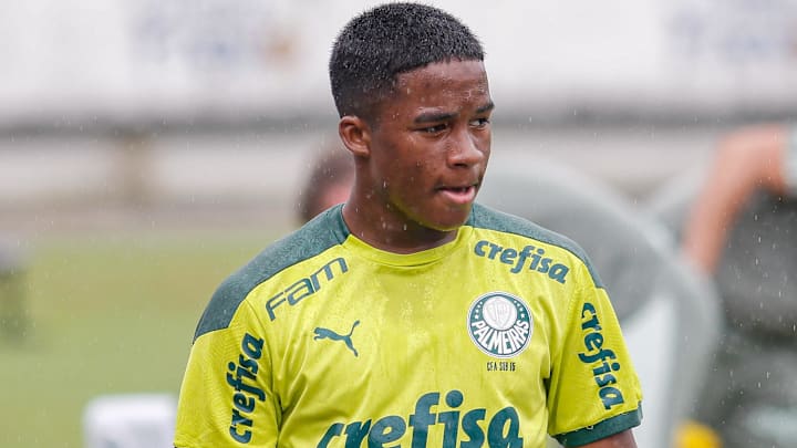 Atacante tem 16 anos e assinou recentemente seu primeiro contrato