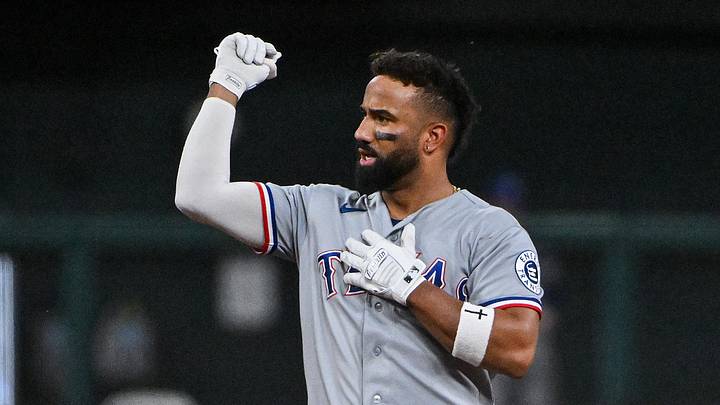 Texas Rangers shortstop Ezequiel Duran (20) 