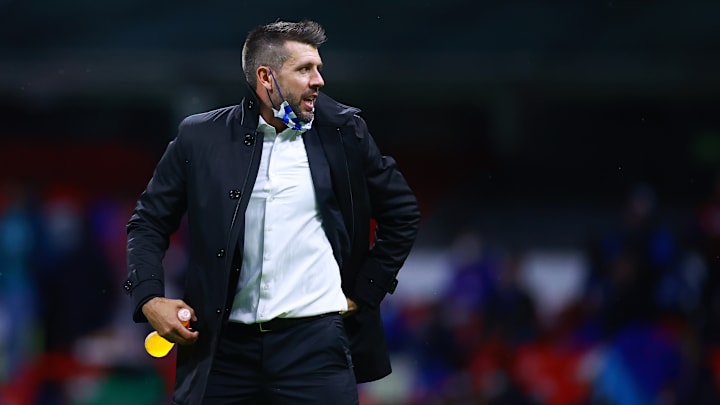 Pezzolano diz que Cruzeiro vai ao mercado no meio do ano, mas deixa recado aos futuros reforços: ‘Chegar para somar’.