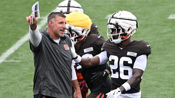 Aug 5, 2024; Cleveland Browns advisor Mike Vrabel works with cornerback Myles Harden (26) during practice at the Browns training facility in Berea, Ohio. Mandatory Credit: Bob Donnan-Imagn Images