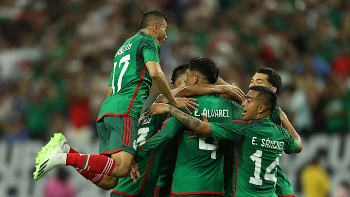 Jugadores de México celebran un gol.