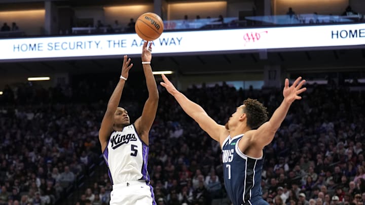 Dec 30, 2024; Sacramento, California, USA; Sacramento Kings guard De'Aaron Fox (5) shoots against Dallas Mavericks center Dwight Powell (7) during the third quarter at Golden 1 Center. Mandatory Credit: Darren Yamashita-Imagn Images Dec 30, 2024; Sacramento, California, USA; Sacramento Kings guard De'Aaron Fox (5) shoots against Dallas Mavericks center Dwight Powell (7) during the third quarter at Golden 1 Center. Mandatory Credit: Darren Yamashita-Imagn Images