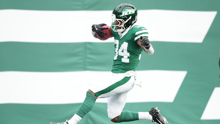 Nov 9, 2025; East Rutherford, New Jersey, USA; New York Jets running back Kene Nwangwu (34) scores a first quarter touchdown on a kickoff return against Cleveland Browns Cleveland Browns cornerback Tre Avery (28) and the Cleveland Browns at MetLife Stadium. Mandatory Credit: Robert Deutsch-Imagn Images