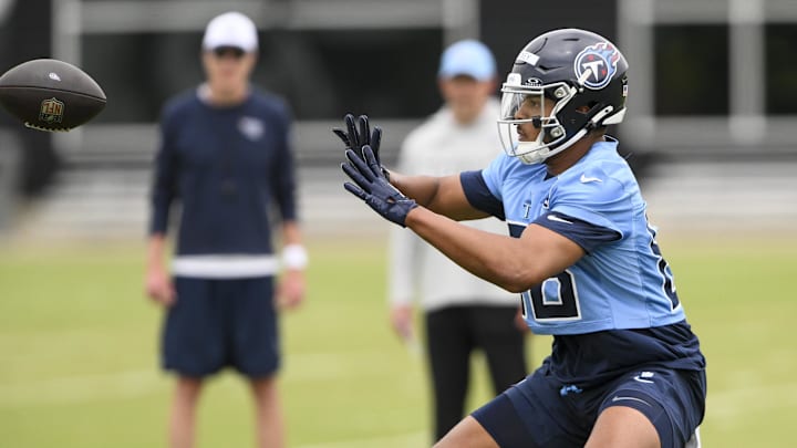 Tennessee Titans running back Kalel Mullings makes a catch as he goes through drills. Mandatory Credit: Steve Roberts-Imagn Images