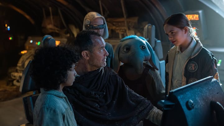(L-R): Wim (Ravi Cabot-Conyers), Jod Na Nawood (Jude Law), KB (Kyriana Kratter), Neel (Robert Timothy Smith), and Fern (Ryan Kiera Armstrong) in Lucasfilm's STAR WARS: SKELETON CREW, exclusively on Disney+. Photo by Matt Kennedy. ©2024 Lucasfilm Ltd. & TM. All Rights Reserved.