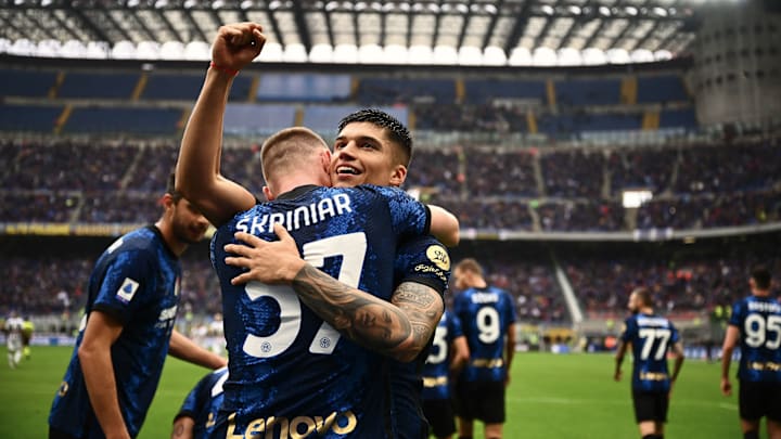 L'abbraccio tra Correa e Skriniar L'abbraccio tra Correa e Skriniar