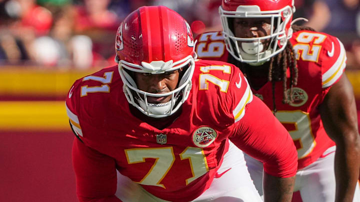 Sep 28, 2025; Kansas City, Missouri, USA; Kansas City Chiefs offensive tackle Josh Simmons (71) and running back Kareem Hunt (29) line up against the Baltimore Ravens during the game at GEHA Field at Arrowhead Stadium. Mandatory Credit: Denny Medley-Imagn Images Sep 28, 2025; Kansas City, Missouri, USA; Kansas City Chiefs offensive tackle Josh Simmons (71) and running back Kareem Hunt (29) line up against the Baltimore Ravens during the game at GEHA Field at Arrowhead Stadium. Mandatory Credit: Denny Medley-Imagn Images