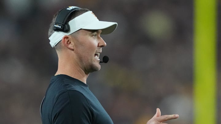 Sep 23, 2023; Tempe, Arizona, USA; USC Trojans head coach Lincoln Riley looks on against the Arizona State Sun Devils during the first half at Mountain America Stadium, Home of the ASU Sun Devils. Mandatory Credit: Joe Camporeale-Imagn Images Sep 23, 2023; Tempe, Arizona, USA; USC Trojans head coach Lincoln Riley looks on against the Arizona State Sun Devils during the first half at Mountain America Stadium, Home of the ASU Sun Devils. Mandatory Credit: Joe Camporeale-Imagn Images