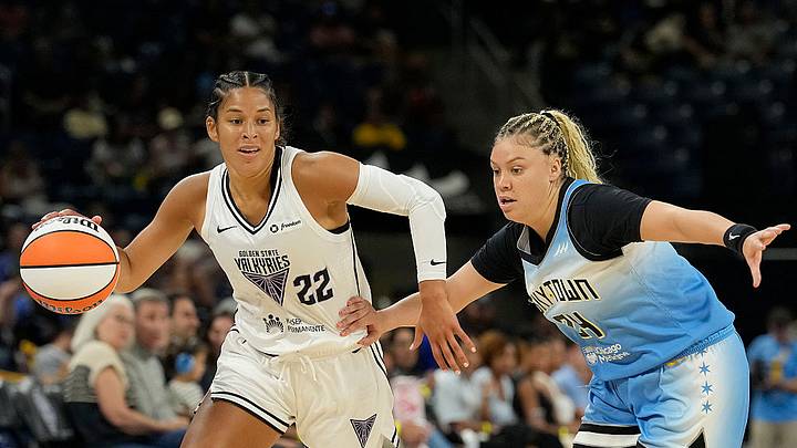 Veronica Burton (22), de Golden State Valkyries, ante Rachel Banham (24), de Chicago Sky.