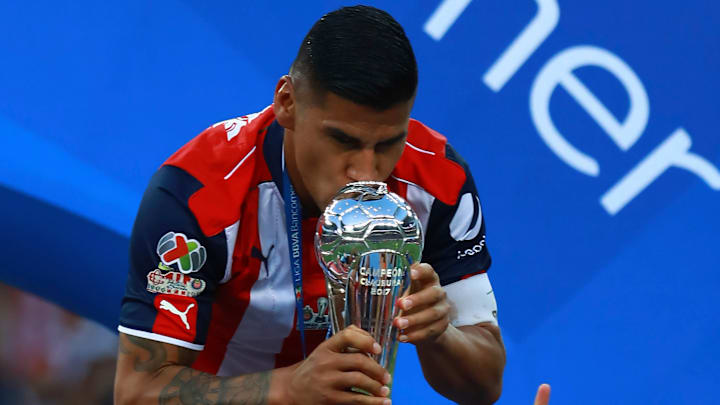 Carlos Salcido alzó el título del Clausura 2017