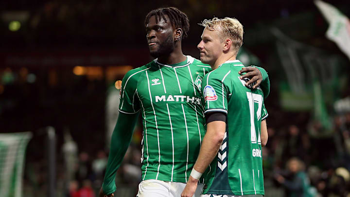 Victor Boniface gratuliert Marco Grüll zum Siegtreffer Victor Boniface gratuliert Marco Grüll zum Siegtreffer