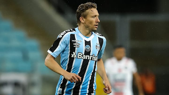 Lucas Leiva vai ficar afastado das atividades por até três meses por problema cardíaco.