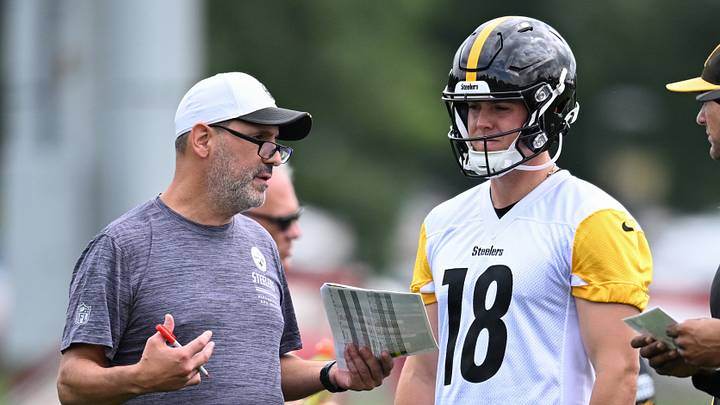 Jul 29, 2026; Latrobe, PA, USA; Pittsburgh Steelers offensive coordinator Brian Angelichio talks with quarterback Will Howard (18) during a practice session at training camp at Saint Vincent College. Mandatory Credit: Barry Reeger-Imagn Images