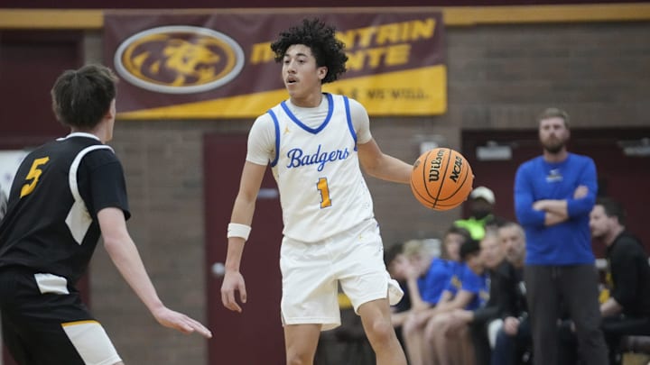 Prescott guard Uriah Tenette (1). 