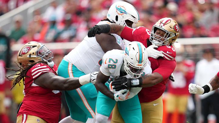 Sep 20, 2026; Santa Clara, California, USA; Miami Dolphins running back De'Von Achane (28) runs the ball against the San Francisco 49ers in the first half at Levi's Stadium. Mandatory Credit: Cary Edmondson-Imagn Images Sep 20, 2026; Santa Clara, California, USA; Miami Dolphins running back De'Von Achane (28) runs the ball against the San Francisco 49ers in the first half at Levi's Stadium. Mandatory Credit: Cary Edmondson-Imagn Images