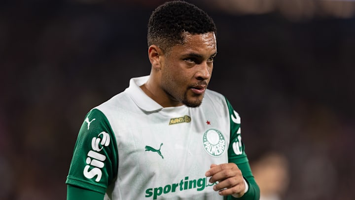 Vitor Roque trabalha para deslanchar no Palmeiras