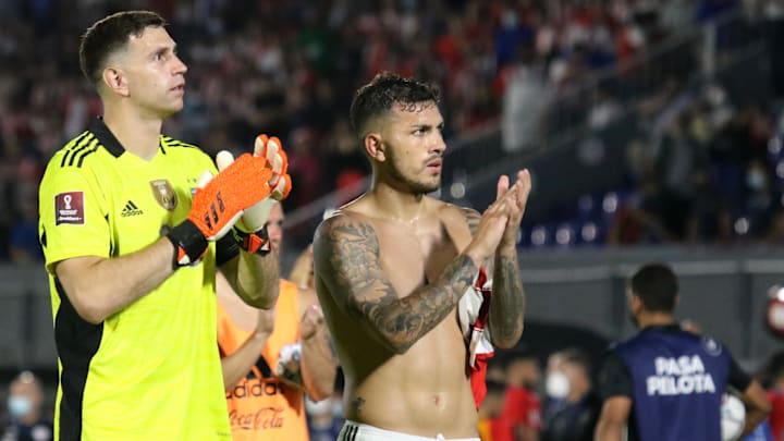 Emiliano Martinez y Leandro Paredes
