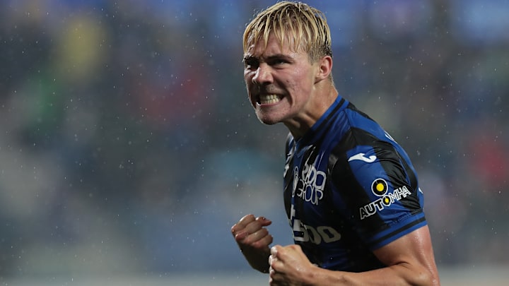 Rasmus Højlund s'engage avec Manchester United. 