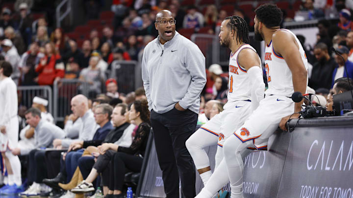 Oct 31, 2025; Chicago, Illinois, USA; New York Knicks head coach Mike Brown talks with guard Jalen Brunson (11) and center Karl-Anthony Towns (32) during the second half of an NBA game against the Chicago Bulls at United Center. Mandatory Credit: Kamil Krzaczynski-Imagn Images Oct 31, 2025; Chicago, Illinois, USA; New York Knicks head coach Mike Brown talks with guard Jalen Brunson (11) and center Karl-Anthony Towns (32) during the second half of an NBA game against the Chicago Bulls at United Center. Mandatory Credit: Kamil Krzaczynski-Imagn Images
