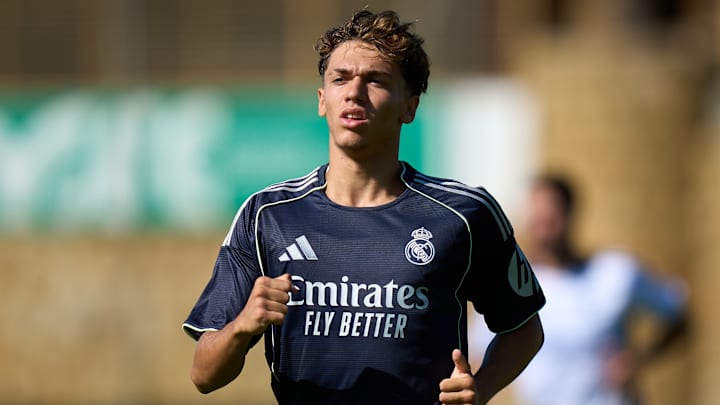 Thiago Pitarch est présent pour la première fois dans le groupe pro du Real Madrid pour défier Osasuna mardi en Liga. Thiago Pitarch est présent pour la première fois dans le groupe pro du Real Madrid pour défier Osasuna mardi en Liga.