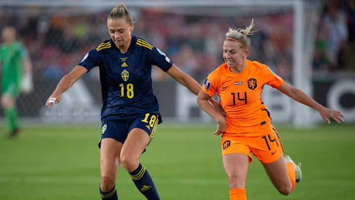 Jackie Groenen au duel avec Fridolina Rolfö