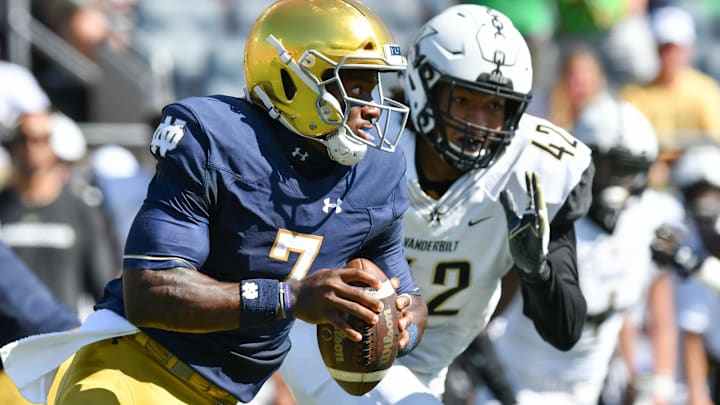 Sep 15, 2018; South Bend, IN, USA; Notre Dame Fighting Irish quarterback Brandon Wimbush (7) runs the ball as Vanderbilt Commodores linebacker Kenny Hebert (42) defends in the second quarter at Notre Dame Stadium. 