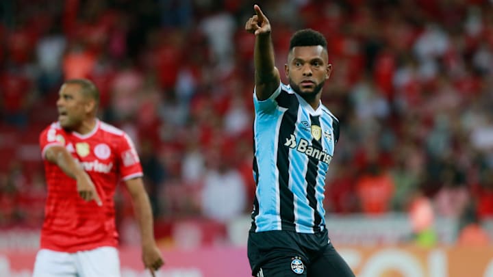Grêmio e Internacional não conquistam o Campeonato Brasileiro há décadas. Grêmio e Internacional não conquistam o Campeonato Brasileiro há décadas.