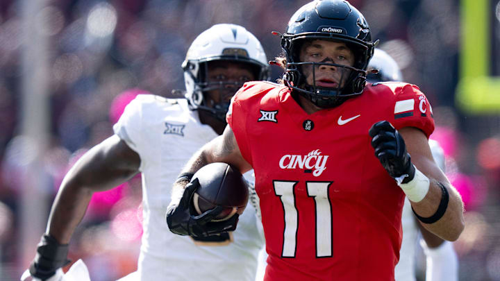 Cincinnati Bearcats tight end Joe Royer (11) runs downfield in the fourth quarter of the NCAA football game between the Cincinnati Bearcats and UCF Knights at Nippert Stadium in Cincinnati on Oct. 11, 2025.