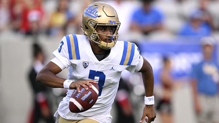 UCLA Bruins quarterback Dante Moore (3)
