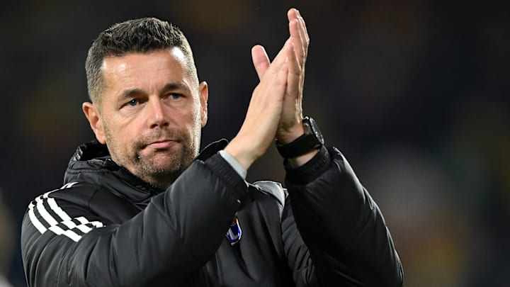 Pierre Sage est sur le départ en cas de défaite.