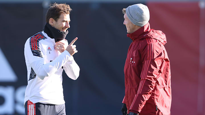 Leon Goretzka im Gespräch mit Julian Nagelsmann