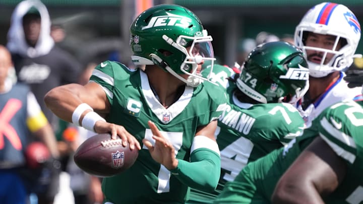 Sep 14, 2025; East Rutherford, New Jersey, USA; New York Jets quarterback Justin Fields (7) drops back to pass against the Buffalo Bills during the first half at MetLife Stadium. Mandatory Credit: Robert Deutsch-Imagn Images