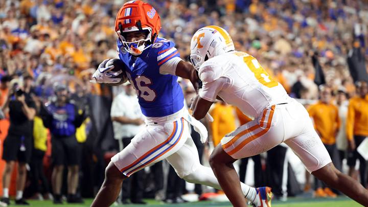 Nov 22, 2025; Gainesville, Florida, USA; Florida Gators tight end Tony Livingston (86) scores an extra point as Tennessee Volunteers defensive back Colton Hood (8) defends during the second half at Ben Hill Griffin Stadium. Mandatory Credit: Kim Klement Neitzel-Imagn Images Nov 22, 2025; Gainesville, Florida, USA; Florida Gators tight end Tony Livingston (86) scores an extra point as Tennessee Volunteers defensive back Colton Hood (8) defends during the second half at Ben Hill Griffin Stadium. Mandatory Credit: Kim Klement Neitzel-Imagn Images