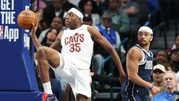 Mar 13, 2026; Dallas, Texas, USA; Cleveland Cavaliers forward Nae'qwan Tomlin (35) tries to control the ball in front of Dallas Mavericks guard Ryan Nembhard (9) during the second half at American Airlines Center. Mandatory Credit: Kevin Jairaj-Imagn Images Mar 13, 2026; Dallas, Texas, USA; Cleveland Cavaliers forward Nae'qwan Tomlin (35) tries to control the ball in front of Dallas Mavericks guard Ryan Nembhard (9) during the second half at American Airlines Center. Mandatory Credit: Kevin Jairaj-Imagn Images