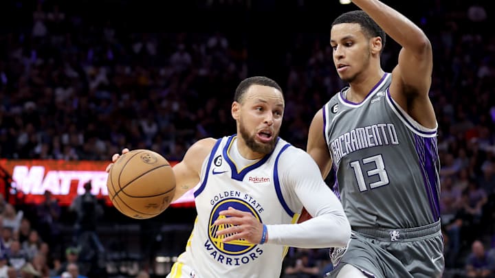 Curry fue clave con 31 puntos