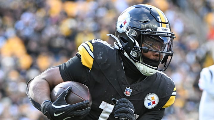 Nov 16, 2025; Pittsburgh, Pennsylvania, USA; Pittsburgh Steelers running back Kenneth Gainwell (14) runs during the first half against the Cincinnati Bengals at Acrisure Stadium. Mandatory Credit: Barry Reeger-Imagn Images Nov 16, 2025; Pittsburgh, Pennsylvania, USA; Pittsburgh Steelers running back Kenneth Gainwell (14) runs during the first half against the Cincinnati Bengals at Acrisure Stadium. Mandatory Credit: Barry Reeger-Imagn Images