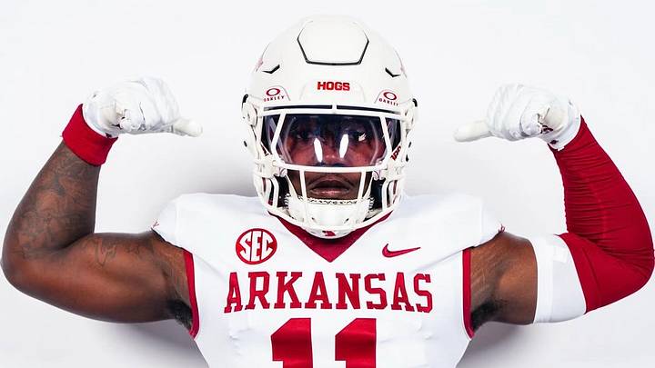 Arkansas Razorbacks EDGE rusher Jamonta Waller during his official visit Arkansas Razorbacks EDGE rusher Jamonta Waller during his official visit