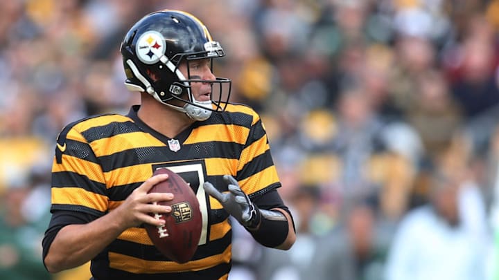 Oct 9, 2016; Pittsburgh, PA, USA; Pittsburgh Steelers quarterback Ben Roethlisberger (7) looks to pass against the New York Jets during the fourth quarter at Heinz Field. The Steelers won 31-13. Mandatory Credit: Charles LeClaire-Imagn Images