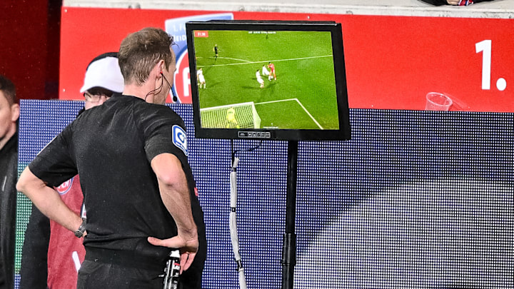 Sascha Stegemann am VAR-Bildschirm