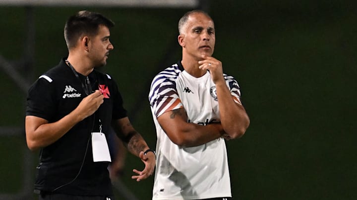 Ex-lateral ocupava o cargo de diretor técnico antes de comandar o time